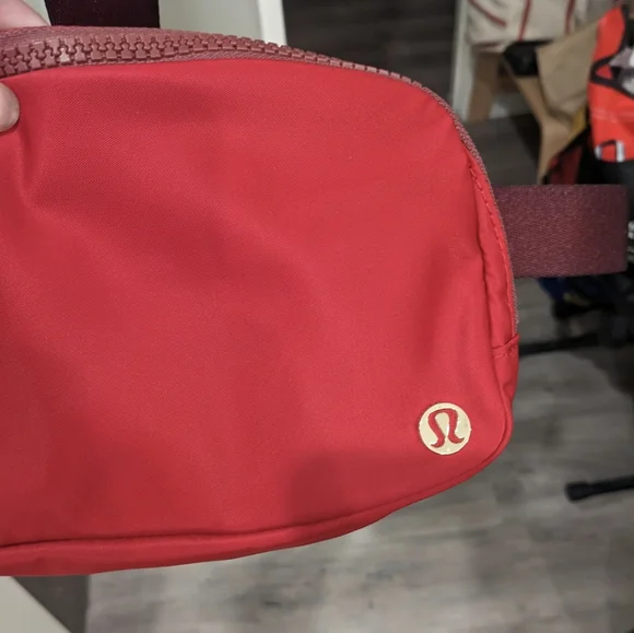 Lululemon Everywhere Belt Bag NWOT - Picture 3 of 5